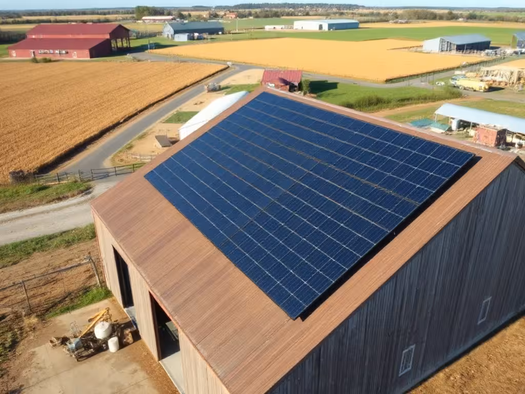 Vue intégrée d'une installation photovoltaïque dans une exploitation agricole