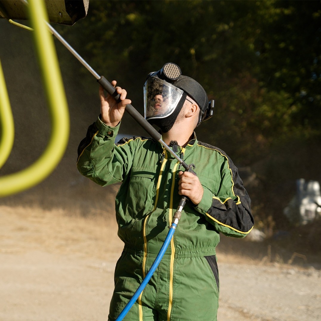 Casquette ventilée de protection respiratoire portée lors du nettoyage d'une moissonneuse-batteuse